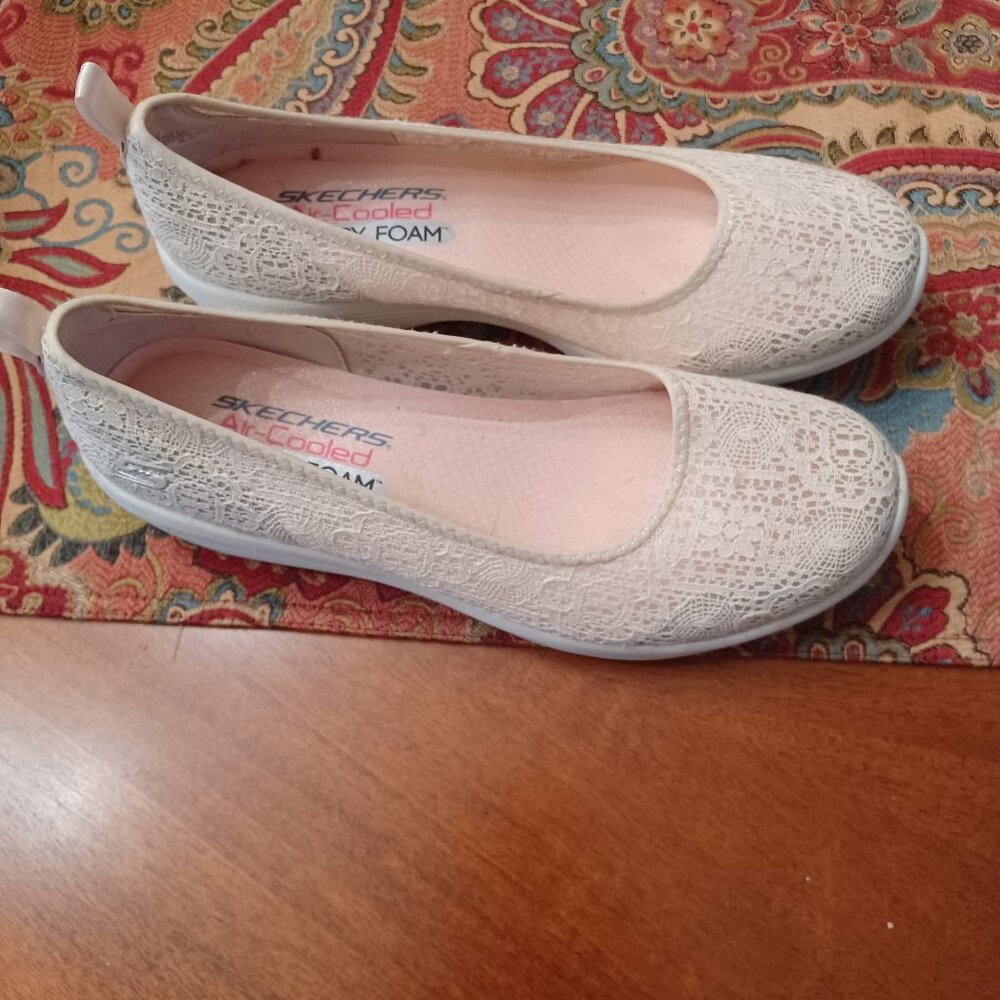Like New Skechers Cream Lace Ballet Flats Shoes 8M